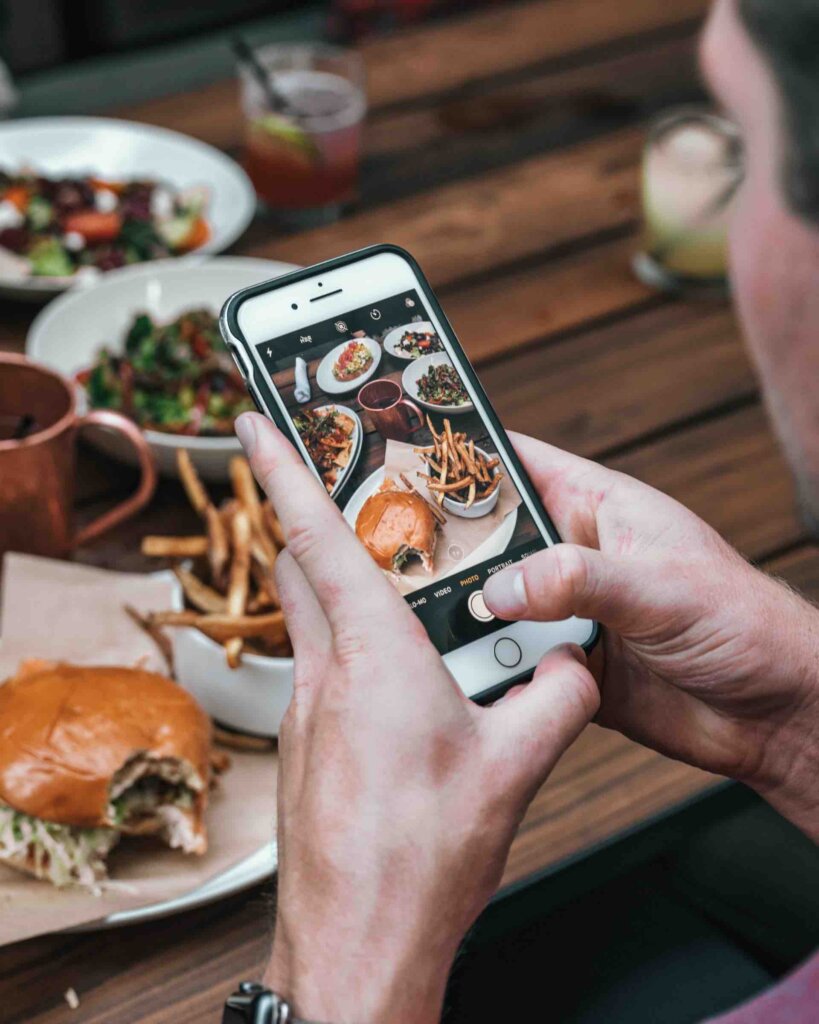 Reichweite erhöhen und neue Gäste fürs Restaurant gewinnen dank Social Media spencer-davis-yqJ_zX8vat8-unsplash