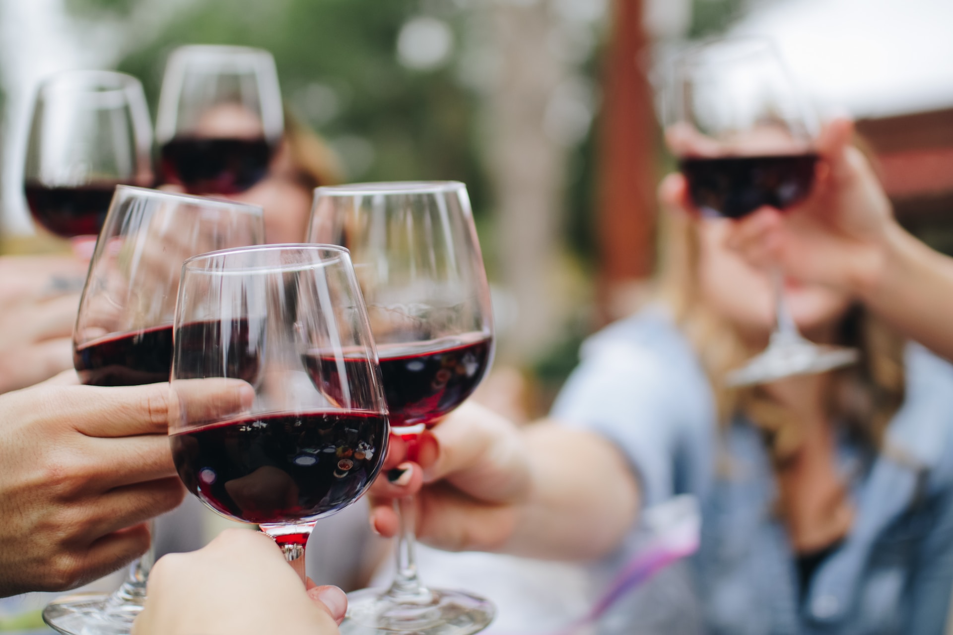 Weinbar eröffnen: So sorgst du für direkten Erfolg